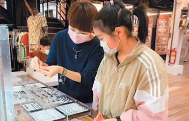 臺灣文創設計師：廢棄電路板巧變迷你機器人
