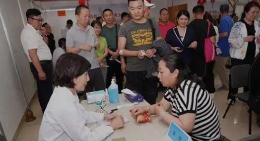暖心！他們將中醫診療和中文書籍送到僑胞身邊！